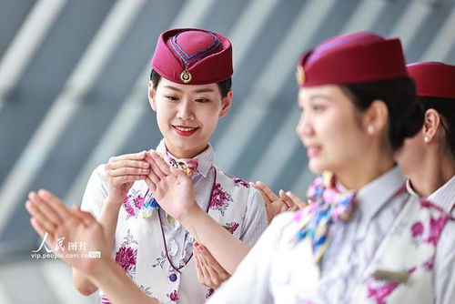 以禮塑形，以儀促行——重慶高鐵乘務(wù)團隊開展專項服務(wù)禮儀培訓(xùn)